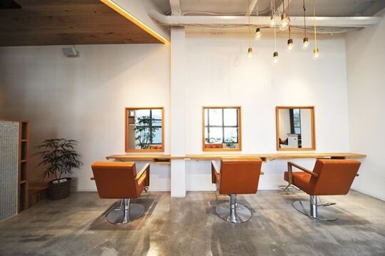 【玉造】≪日曜日・月曜日・祝日が定休日≫≪完全週休2日制≫≪営業17時迄！≫≪月給23万円以上≫≪社会保険完備≫≪夏季8連休≫≪お弁当支給あり≫ナチュラル系プライベートヘアサロン！美容師が長く働ける環境や体制を整えています！「MARUCA（マルカ）」からスタイリスト（美容師）の求人☆★☆