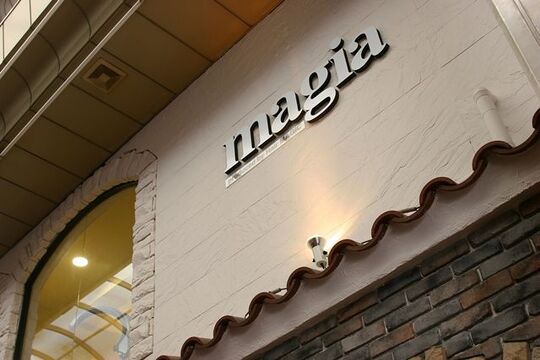 【河内小阪】≪社会保険完備≫努力次第で2年でのデビューも目指せます！仕事とプライベートのメリハリをしっかり付けられる環境！「HAIR SALON magia（ヘアーサロンマジア）」からアシスタント（美容師）の求人★☆★