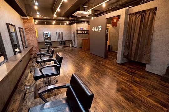 【江坂】≪北摂エリアで話題のメンズサロン≫≪社会保険完備≫≪土日休みや連休もOK≫トレンドのパーマスタイルのオーダーが多数！一人一人のライフスタイルに合わせた勤務が可能！マンツーマンでお客様にしっかり施術出来るサロン！流行りの薬剤や商材が多いので単価アップもしやすい環境です！「LiG Men's salon（リグメンズサロン）」からスタイリスト（美容師）の求人★☆