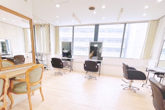 【西梅田】≪メンズ特化サロン≫≪月8日休み≫≪社会保険完備≫頑張り次第で最短3ヵ月でメンズ担当のスタイリストデビュー可能！担当はメンズのお客さんのみの求人！お休みも多いので、プライベートも充実させたい方にもオススメ！「EXCIA 西梅田店（エクシアニシウメダテン）」からアシスタント（美容師）の求人☆★☆