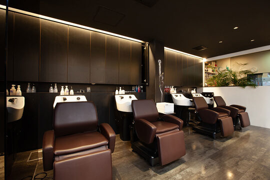 【西梅田】≪社会保険完備≫≪有給休暇あり≫≪完全週休2日≫福利厚生も充実した環境の中で確実にスキルアップを目指していける！サロンワーク以外にも様々なことに挑戦できる大阪・兵庫圏内で店舗展開しているサロン「BIGOUDI salon（ビグディーサロン）」からアシスタント（美容師）の求人★☆