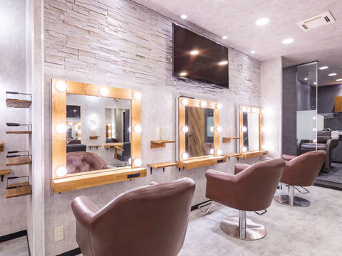 【心斎橋】美容師として安心して長く勤務できる環境！！やりがいあるサロンワークでスタッフの成長をサポート！！≪2年以内デビューOK≫≪社会保険完備≫≪完全週休2日制≫シールエクステやハイトーンカラーなどトレンドデザインを発信「LILY（リリィー）」からアシスタント（美容師）の求人☆★☆