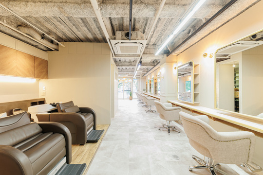 【矢場町】◆最低保障給あり・完全マンツーマン・単価1万円超え◆幅広い薬剤のラインナップで単価UPを狙いやすい！今までのスタイルを崩さず働けます！「AMNESIA 名古屋栄（アムネシアナゴヤサカエ）」からスタイリスト（美容師）の求人★☆