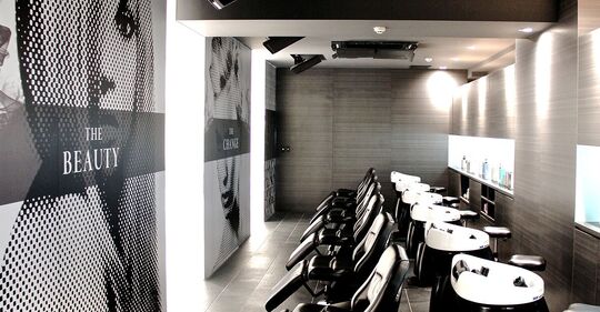 【心斎橋】≪TVや雑誌などの現場でヘアメイクアップアップアーティストとして活躍する機会もあり≫≪月8,9日休み≫≪社会保険完備≫1年目からカットレッスンを始められる！全国、海外で講習をされている一流スタイリストから技術を学べる！充実した福利厚生＆一流のトップスタイリストを目指せる教育体制が魅力！「AIR 大阪（エアーオオサカ）」からアシスタント（美容師）の求人☆★