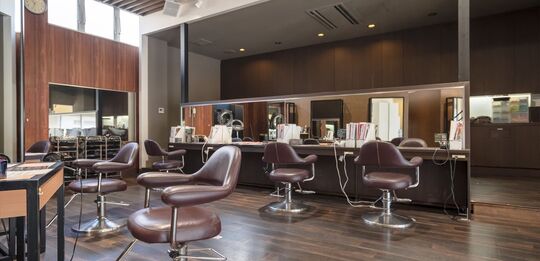 【長与駅】≪月休7日・平均退勤時間18〜19時・社会保険完備≫月給17万円スタートで働きやすくプライベートの充実OK！！幅広い世代が来店される地域密着型ヘアサロン「the helix 長与駅前店（ザヘリックスナガヨエキマエテン）」からアシスタント（美容師）の求人☆★