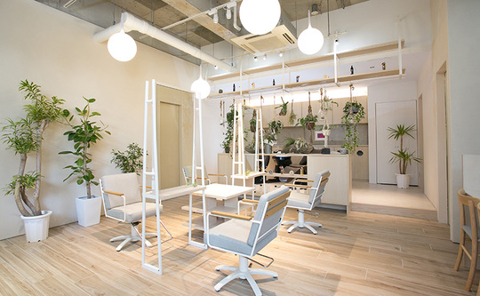 【警固】≪営業中レッスンOK・住宅手当あり・社会保険完備・20時迄の退勤可能≫確かな技術をひとつひとつ学べるので自信をもってスタイリストデビューができます。レベルの高い美容師を目指せるヘアサロン「hair genuine（ヘアージェニュイン）」からアシスタント（美容師）の求人★☆