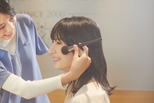 【恵比寿】■産休育休制度あり・社会保険完備■未経験の方も安心の研修プラグラムでヘアメイクを習得！大手ならではの抜群の待遇で、長く働きたい方にオススメ！「atelier haruka アトレ恵比寿店（アトリエハルカ アトレエビステン）」からヘアメイクアーティストの求人☆☆