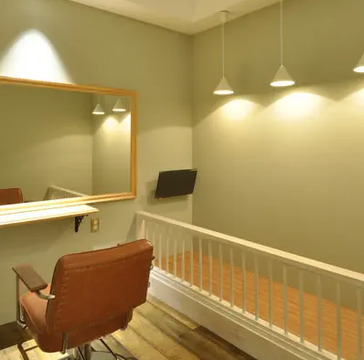 【別府】≪総支給50万円以上の支給実績あり・高月給スタート・休日数の選択OK・社会保険完備・半個室あり≫スタイリストオンリーなので完全マンツーマン接客！髪質改善に力を入れているヘアサロン「Emma hair Atelier（エマヘアーアトリエ）」からスタイリスト（美容師）の求人★☆