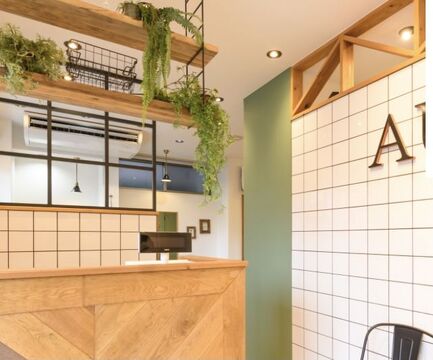 【橋本】全国の主要都市や海外にも展開する大人気サロン！≪業務委託と正社員を選択可能≫歩合制 フリー45％／指名55％以上 圧倒的な集客力で月収50万円以上のスタッフも多数在籍中!独立を考えている方にもオススメ！全国に店舗展開する「AUBE HAIR grawe（オーブヘアーグロー）」からスタイリスト（美容師）の求人★☆