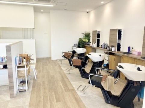 【佐古】正社員と業務委託を選択可能≪フリー40％／指名50％還元≫≪圧倒的な集客力で入客チャンス大!!≫≪社会保険あり!!≫月給30万円以上稼ぐ事が可能ですライフスタイルに合わせた勤務ができるサロンです「little kitasako by BIVRE（リトルキタサコバイヴィーヴル）」からスタイリスト・jrスタイリスト（美容師）の求人★☆