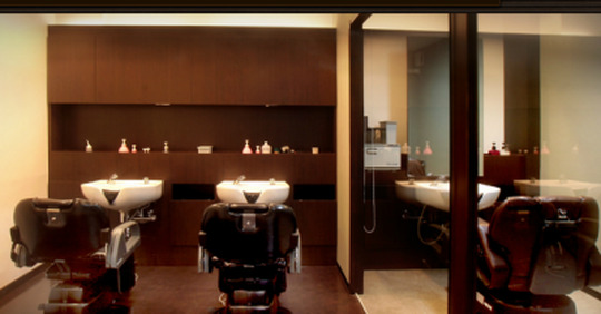 【なんば】≪月7,8日休み≫≪レッスンは営業時間内≫≪1年半デビューも可能≫≪社会保険完備≫メンズ専門店！美容と理容どちらのテイストも提供するので、幅広い技術を学んで経験できます！しっかり技術を学べる「RELATION（リレーション）」からアシスタント（美容師・理容師）の求人★☆★