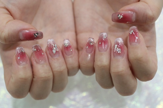 【日本橋】≪未経験OK≫≪髪色・ネイル自由≫≪月9日休み≫未経験でも充実した研修制度があるため安心！上下関係が無く、風通しの良い環境で働きたい方大歓迎！安定した技術力があり、リピーター様多数のサロン「Leonie（レオニー）」からネイリスト（ネイル）の求人☆☆