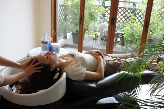 【箕面萱野】≪時給1500円〜≫≪ママさん歓迎≫≪社会保険完備≫≪有給休暇あり◎≫スタッフが働きやすい環境のアットホームサロン「HAIR STUDIO Banana Moon 箕面店（ヘアスタジオバナナムーンミノオテン）」からアシスタント（美容師）の求人☆★