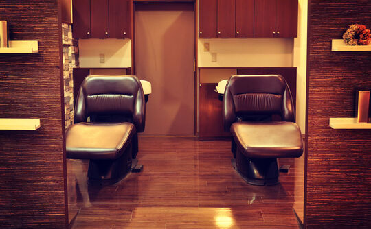 【西鉄新栄町駅】≪子供手当あり・産休育休実績あり・駐車場完備・社会保険完備・20時迄の退勤可能・月休8,9日≫トータルビューティーで幅広い技術が学べます。福利厚生を充実して長くお仕事できる環境のヘアサロン「Radio 本店（ラジオホンテン）」からスタイリスト（美容師）の求人★☆