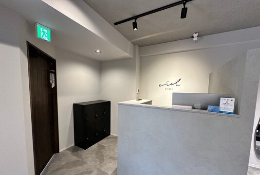 【近鉄八尾】≪完全週休2日制≫≪実働8時間・18時退勤可能≫≪社会保険完備≫≪奨学金手当あり≫≪営業中レッスン&早期デビュー≫≪まつ毛パーマ兼任OK≫女性美容師が安心して長く働いていける体制と環境があります！地域密着型の人気ヘアサロン！！「ciel（シエル）」からアシスタント（美容師）の求人☆☆