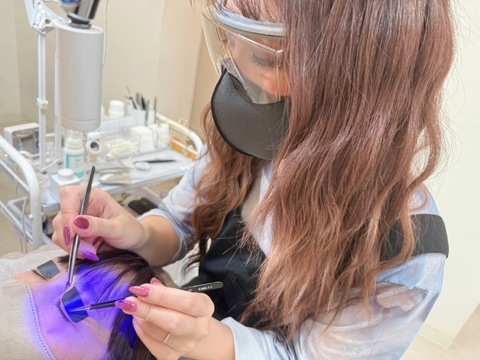 【梅田】≪社保完備≫≪実働8時間≫≪有給休暇あり≫≪完全週休2日≫≪月2回土日休みOK≫≪育児休暇・産休制度あり≫アットホームで働きやすい環境「Extension TOMATO 梅田店（エクステンショントマトウメダテン）」からアイリスト（まつげエクステ・まつげパーマ・アイブロウ）の求人★☆★