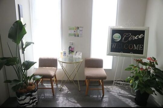 【天王寺】≪土日祝含め希望休3日相談可能≫≪業務委託は個人売上50%還元≫≪時給1300円〜1800円≫ガッツリ働きたい方もWワークも歓迎主婦の方も多数在籍しています。顧客様リピーター様が多く、安心して長く働けるサロンです。一人一人に寄り添い美しさを導き出すお手伝いさせていただきます。「Circe（チルチェ）」（アイデザイナー・まつげエクステ）の求人☆☆