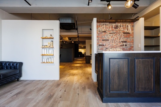 【茅ヶ崎駅】≪選べる雇用形態≫≪土日祝休みOK≫≪住宅手当あり≫≪社会保険完備≫デザインカラーやハイライトカラーに定評のあるサロン！こだわりの髪質改善やヘッドスパメニューも人気があり様々な技術を学ぶことができます。「Lit by diar group 茅ヶ崎（リットバイディアグループチガサキ）」からスタイリスト（美容師）の求人☆★☆