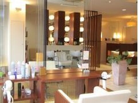 【鴻池新田】◆産休育休実績あり・完全週休2日制・平均19時退社・社会保険完備◆サロンワーク中心でプライベートも充実！スタイリストのみのサロンなので、完全マンツーマンでお客様と関われます！スタッフ皆でサロンづくりをする柔軟な社風の「美容室 セレス 鴻池新田店（ビヨウシツセレスコウノイケシンデンテン）」からスタイリスト（美容師）の求人☆★