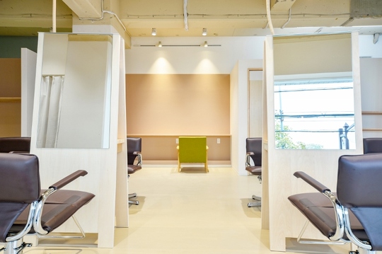 【寝屋川市】≪社会保険完備≫≪完全週休二日制≫とにかく人間関係がいい！働くときは助け合いながら、楽しむときは一緒に楽しめる仲間が待っています！個性を生かしながら働ける「ma cherie（マシェリ）」からアシスタント(美容師)の求人☆★