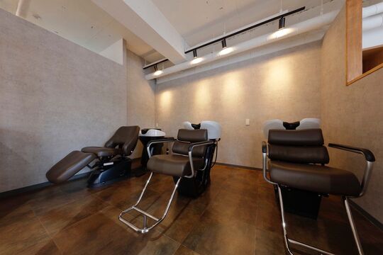 【弁天町】≪社会保険完備＆完全週休二日制≫2年でのデビューを目標としています！！レッスンカリキュラムが徹底されており、学び成長できるサロン「colors B-side（カラーズビーサイド）」からアシスタント（美容師）の求人☆★