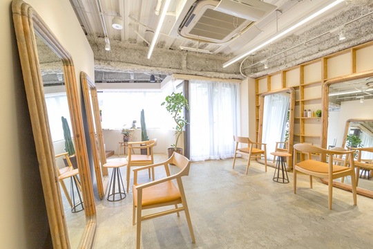 【中津】≪未経験・通信生・新卒生歓迎≫≪社会保険完備≫≪土日休み月4回まで相談OK≫≪営業時間内レッスンのみ≫≪最短1年半デビュー≫≪20時までに退勤可≫≪客層20代メイン≫髪にも地球にも優しくがコンセプトの髪質改善サロン！遅くまでの居残りレッスンなどは一切なし、動画カリキュラムでしっかり技術が身に付けられます！「uru.（ウル）」からアシスタント（美容師）の求人★☆