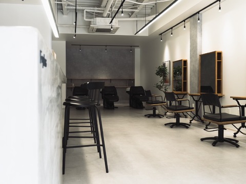 【駒川中野】≪完全週休2日制・有給休暇あり≫≪社会保険完備≫≪最短2年デビュー≫地域密着の人気サロン！デザインカラーから髪質改善まで幅広く対応！厳選された商材や商品、豊富なカラー剤を取り揃えています！「F+plus（エフプラス）」からアシスタント（美容師）の求人★☆★