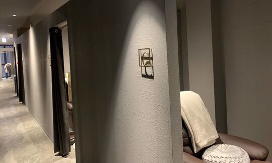 【京都市役所前】≪月8日休み≫≪月給20万円≫≪社会保険完備≫≪未経験OK≫研修中もしっかりお給料があるので安心して長く働いてもらえます！営業時間内レッスンも可能◎平均退社20時！「Sour deux（スールドゥ）」からアイリスト（まつげエクステ・アイデザイナー）の求人☆☆