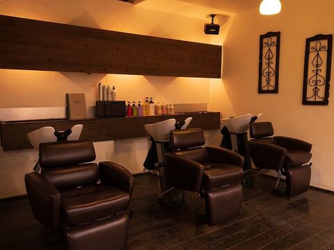 【高石駅】≪完全週休2日≫≪月給22万円≫≪最短1年デビュー≫≪営業18時まで≫≪社会保険あり≫若いスタッフが多数活躍中！早くスタイリストになって売れたい方、待ってます！「jolie fille 高石店（ジョリーフィーユタカイシテン）」からアシスタント（美容師）の求人☆★