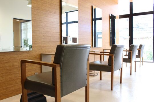 【河原町】≪月8日休み＆土日休みOK＆連休OK≫≪平均退社時間19時≫≪社会保険完備≫プライベートを大事にしながら、長く仕事を続けられる環境があります！離職率も低く、スタッフの仲が良いのも魅力的「physio GOKOMATI（フィジオゴコウマチ）」からスタイリスト（美容師）の求人☆★