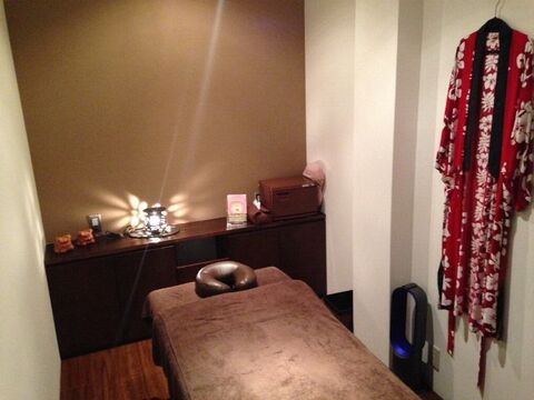 【栂・美木多】お客様にほっこりしてもらう為、ヘア、まつ毛エクステ、エステ、ヘッドスパ、ネイルなど、トータルビューティとして癒しを提供しているサロン「Hokkori Biyoumura TOTALBEAUTY（ホッコリビヨウムラトータルビューティ）」からスタイリスト（美容師）の求人☆★