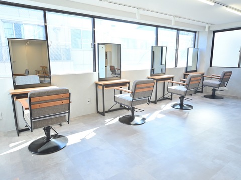 【明大前】≪完全週休2日制・20時までに退勤可能・透明感カラーがウリ≫美容師の地位向上を目指しているので、働きやすさはバッチリ！ハイレベルな技術を営業時間内に習得できます！「mulah（ミュラ）」からアシスタント（美容師）の求人☆★