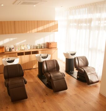 【大久保】≪月給25万円〜≫≪完全週休2日制≫≪20時までに退勤可能≫≪ライフスタイルに合わせて正社員、委託を選択可能≫特殊な技術多数でレベルアップ！高単価＆高収益！店舗拡大につき入客多数！活躍してくれるスタッフさん大募集！体験入店可能！地域密着型アットホームサロン「BONHEUR hair（ボヌールヘアー）」からスタイリスト（美容師）の求人☆★☆