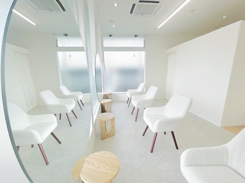 【福音寺】≪社会保険完備≫≪実働7時間≫≪未経験・新卒生OK≫研修中からお給料あり！アイビューティースクール併設で、安心してデビューできる環境です！「eye salon lazo 束本店（アイサロンラソツカモトテン）」からアイリスト（まつげエクステ・まつげパーマ・アイブロウ）の求人☆★☆