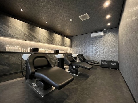 【宮崎駅】≪最大月給65万円の支給実績あり・平均月給37万円・社会保険完備・有給休暇あり・土日の営業時間は18時迄・入客チャンスあり≫エリアでトップクラスの集客力！！トレンドを意識したハイセンスな技術がお洒落に敏感な世代中心に大人気なヘアサロン「hair design emii.（ヘアーデザインエミー）」からスタイリスト（美容師）の求人★☆