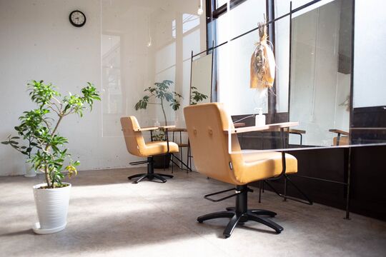 【茨木市駅】≪業界トップクラスの年間休日110日＋有給10日≫≪完全週休2日制≫≪社会保険完備≫≪ウィッグ支給あり≫平均退社時間19時半！離職率7%未満！！ルベルの認定講師在籍サロン！オーナーさんとの距離が近く、なんでも相談出来ちゃいます！「Toy（s） Factory（トイズファクトリー）」からアシスタント(美容師)の求人☆★☆