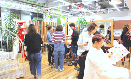 【熊谷】≪毎週月火定休≫≪19時までには退勤可能≫≪社会保険完備≫髪質・頭皮改善と似合わせカットが得意な、大人のラグジュアリーサロン！プライベートの時間も充実でき、スタッフの仲も良いので楽しく仕事を続けられます♪Ammi-Hair annex（アミィヘアー アネックス）からスタイリスト（美容師）の求人☆★