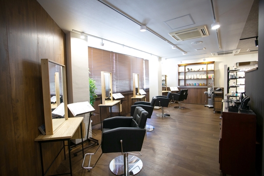 【南森町】≪月給30万円以上≫≪社会保険完備≫≪日曜休みあり≫≪ほぼ実働8時間≫ダンディな紳士のための美容師が働くメンズサロン！雇用や働く仕組みづくりなど、理美容業界と働く方の将来を真剣に考える「DEAR BARBER 南森町店（ディアバーバーミナミモリマチテン）」からスタイリスト（美容師）の求人★★