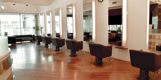 【西神中央】≪社会保険完備≫≪土日休み可能≫≪完全週休2日≫≪月給24万円スタート≫≪20時までの退勤可能≫≪パートは週1日から勤務可能≫しっかりしたバックアップ体制が可能で、リフレッシュ休暇最長2週間取得できます！「ALEX 西神中央店（アレックスセイシンチュウオウテン）」からスタイリスト（美容師）の求人☆★