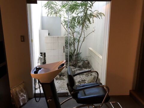 【丸太町】≪月6〜8日休みを選べる≫≪社会保険完備≫≪有給休暇あり≫≪20時までに退勤可能≫流行りのデザインカラーが人気！！入客量が多いことも魅力!Lico hair（リコヘアー）からスタイリスト（美容師）の求人★☆