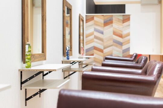 【豊田市駅】≪1日4時間から勤務OK≫≪土日休みOK≫≪16時までの勤務OK≫≪完全週休二日制≫≪女性のみのサロン≫産休、育休休暇もありママさんが働きやすい環境が整っています！急なお休みなどにも対応できるようにしてます！「COLOR PLUS イオンスタイル豊田店（カラープラスイオンスタイルトヨダテン）」からカラーリスト（美容師）の求人☆☆