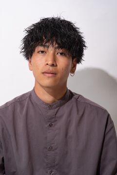 【琉球大学】≪月8日休み≫≪社会保険完備≫≪早期デビュー／新卒は勤務開始と同時にデビュー≫≪営業中レッスンOK≫≪土日休み相談OK≫10代〜20代の若者から絶大人気のメンズサロン！スタッフもお客様も年齢が近く仲良しなところがポイントです！「SILLY（シリー）」からアシスタント（美容師）の求人★★