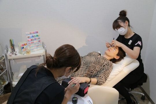 【千里中央】≪経験者優遇≫≪社会保険完備、実働8時間≫≪完全週休2日≫トータルビューティーを学びたいという方も大歓迎！仕事もプライベートも充実できる魅力的なサロン「Bond Street Beauty（ボンドストリートビューティー）」からアイリスト（アイデザイナー・まつ毛エクステ）の求人☆☆