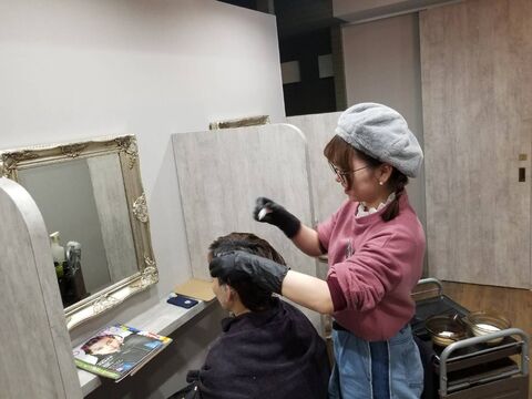 【泉大津】≪完全週休2日≫≪有給休暇あり≫≪実働8時間≫≪社会保険完備≫スタッフ誰もが最高のサービスを提供できる。そんな美容室を本気で目指してます！お客様からは「こんなことまでしてくれるの！ 」という驚きの声も！お客様との交流も多い地域密着サロン「FLOW CLOUD（フロウクラウド）」からアシスタント（美容師）の求人☆★☆