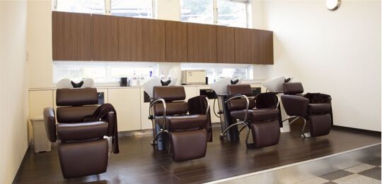 【マックスバリュー長与店】≪月休7日・平均退勤時間18〜19時・社会保険完備≫家族手当もあり働きやすくプライベートの充実OK！！幅広い世代が来店される地域密着型ヘアサロン「the helix 長与店（ザヘリックスナガヨテン）」からスタイリスト（美容師）の求人☆★