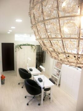 【京橋】《経験半年より応募OK!》認定講師のオーナーが運営するアート力の高い実力派サロン♪♪ お客様と楽しくおしゃべりするアットホームな雰囲気で働きたい方、募集中です☆もちろん経験者の方も大歓迎!!アート力を付けたい方にもオススメです♪パート・アルバイト／ネイリスト(ネイルサロン)の求人