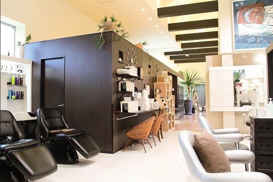 【山口駅】≪社会保険完備≫≪入客チャンス◎≫サロンワーク以外にも着付けや、ブライダルメイクなど学べる技術がいっぱいあります！20時までには退店可能な環境なので、プライベートも充実できるアットホームなお店なんです♪“New Style aila（ニュー スタイル アイラ）”からスタイリスト（美容師）の求人★☆