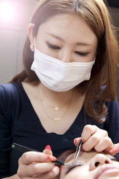 【祇園】≪毎週日曜日がお休み・ママさんアイリスト大歓迎・売上の50%還元≫オーナー様も働くママさんなので短時間勤務でもOK！たくさんのお客様に愛される小規模アイラッシュサロン『Lill eyelash（リルアイラッシュ）』からアイリスト（アイデザイナー・まつ毛エクステ）の求人☆☆