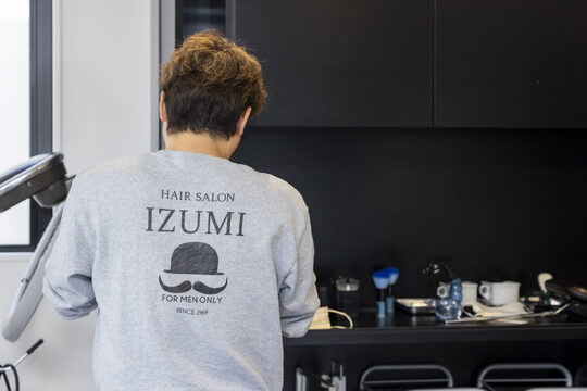 【舞松原】≪社会保険完備・完全週休二日制・毎週2連休・早期スタイリストデビュー可能・有給休暇あり・パーマスタイルが人気≫手厚い好待遇に加え、自分の時間も大切にできます！幅広い技術が学べお仕事がいまよりきっと好きになるアットホームなバーバーショップ「IZUMI＋（イズミプラス）」からアシスタント（理容師）の求人★☆