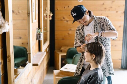 【椥辻】≪フレックスで勤務可能≫≪完全週休2日制≫≪社会保険完備≫平均退社時間19時30分頃！！社歴関係なく売上を上げた分しっかり還元してもらえるサロン！自分の時間も大切にしながら美容師をやりたい方にもおすすめのサロン！「Hair Make LANTERN（ヘアメイクランタン）」からスタイリスト(美容師)の求人☆★☆